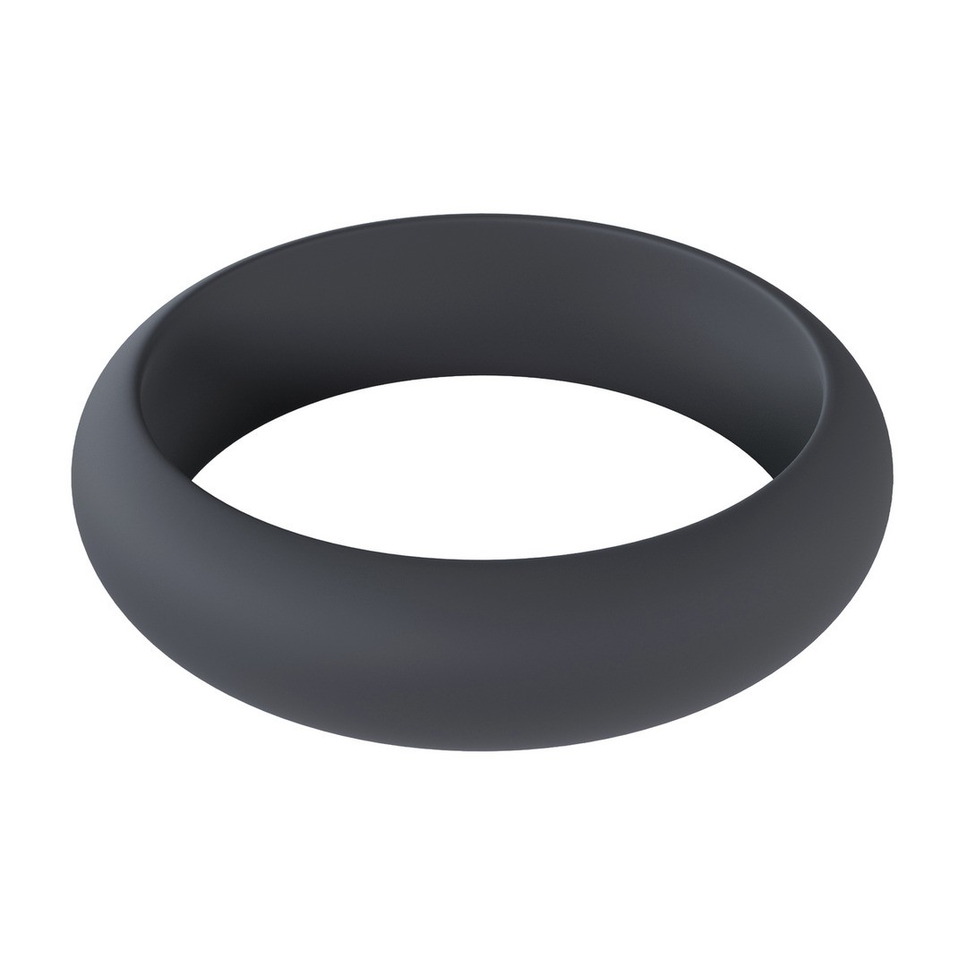 Anel preto fosco liso com design simples em fundo branco