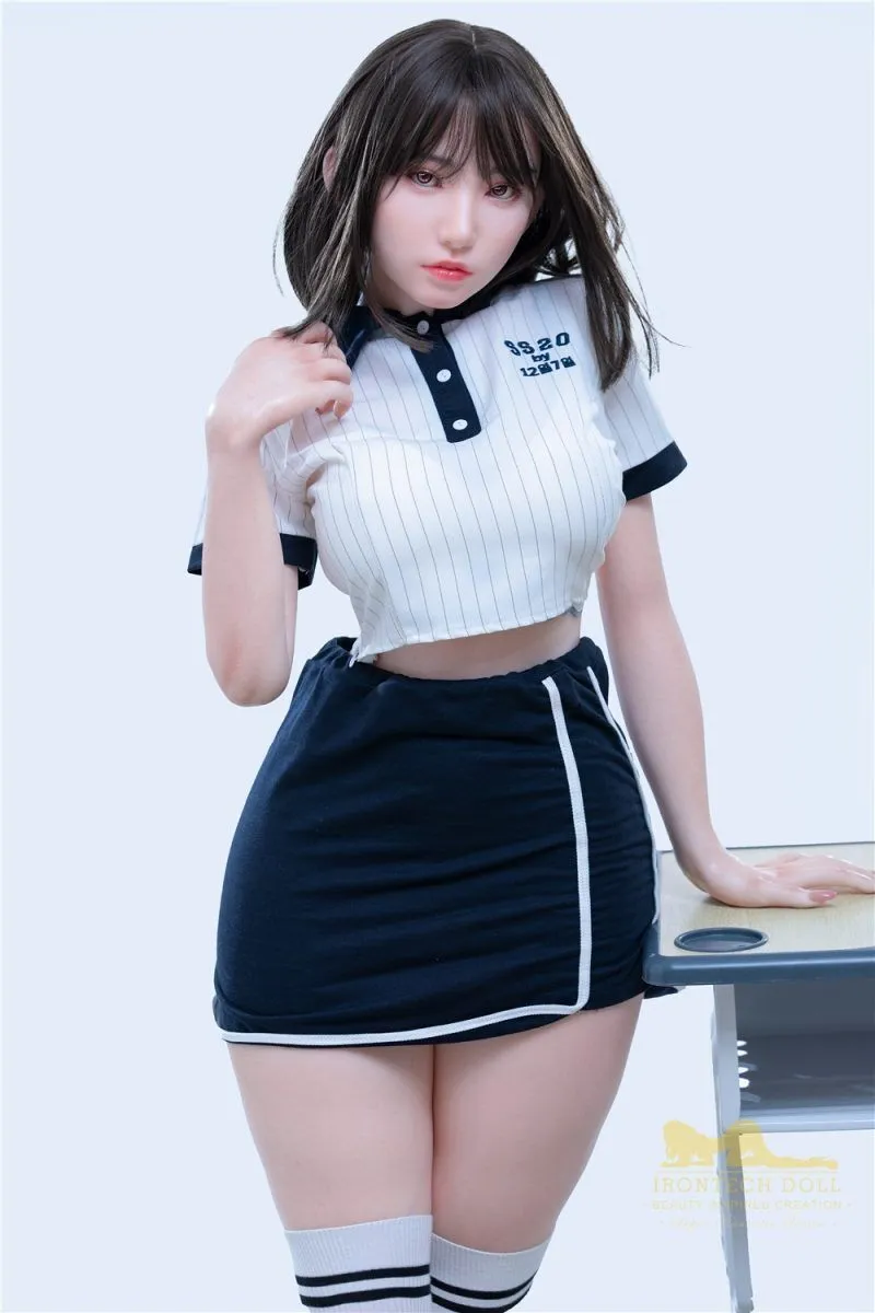 Boneca realista com roupa desportiva em fundo claro.
