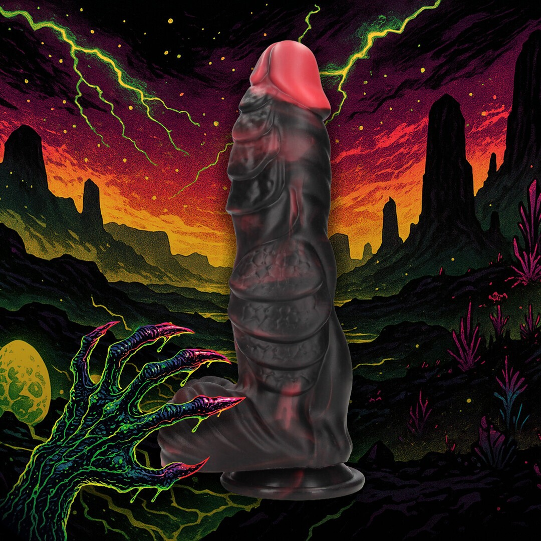 Produto erótico em silicone preto e vermelho com textura, fundo ilustrado de paisagem alienígena colorida
