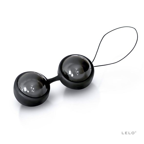 Duas esferas pretas brilhantes ligadas por material preto fosco com cordão, sobre fundo branco com texto LELO.