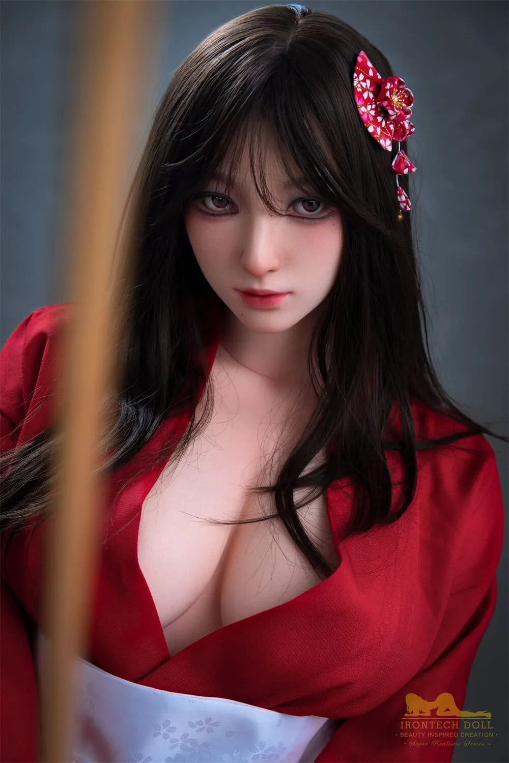 Boneca realista com kimono vermelho e acessório de cabelo vermelho