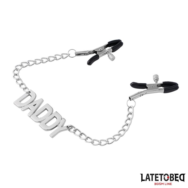 Clip de metal com letras DADDY e corrente em fundo branco