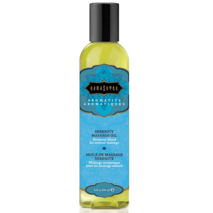 Frasco de óleo de massagem Serenity da Kama Sutra com rótulo azul e tampa preta.