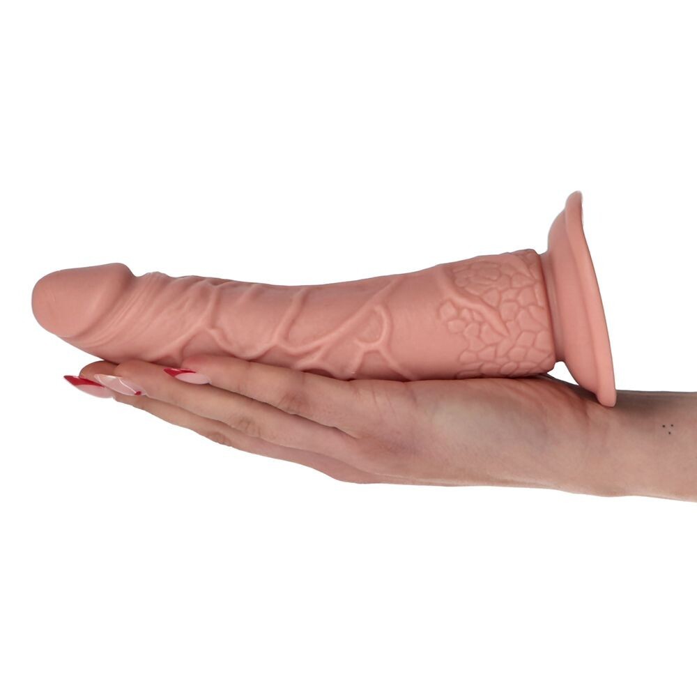 Dildo cor da pele com ventosa apoiado numa mão