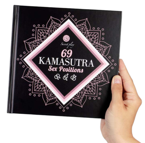 Livro preto 69 Kamasutra Sex Positions com design rosa e branco segurado por uma mão