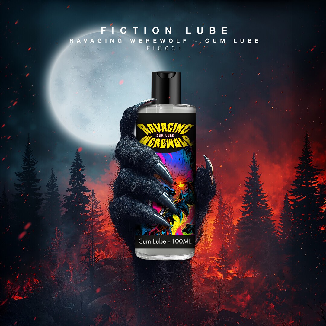 Garrafa de lubrificante Cum Lube 100ML com rótulo RAVAGING WEREWOLF segurada por mão de criatura peluda com garras, com floresta em chamas e lua cheia ao fundo
