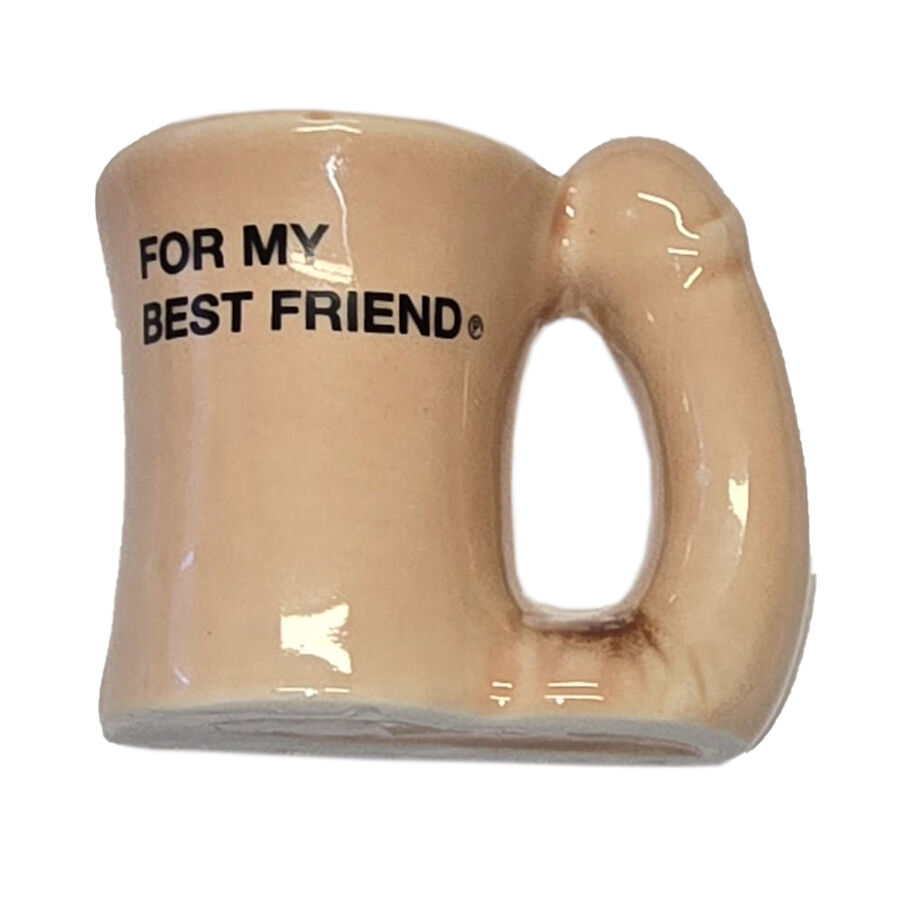 Caneca cerâmica bege em forma de braço com texto para melhor amigo
