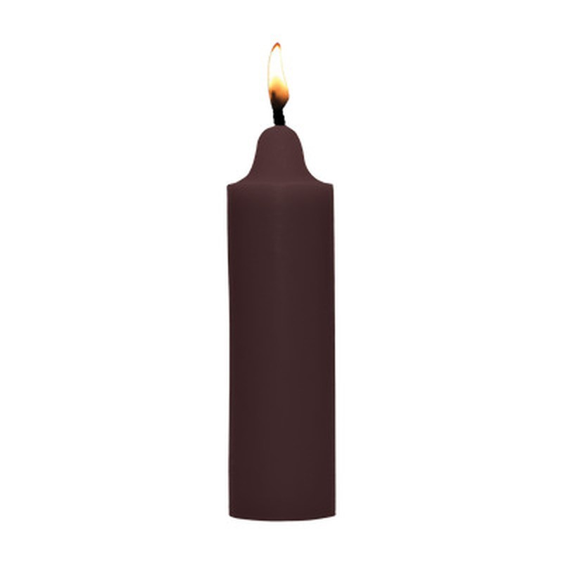 Vela castanha escura acesa com chama