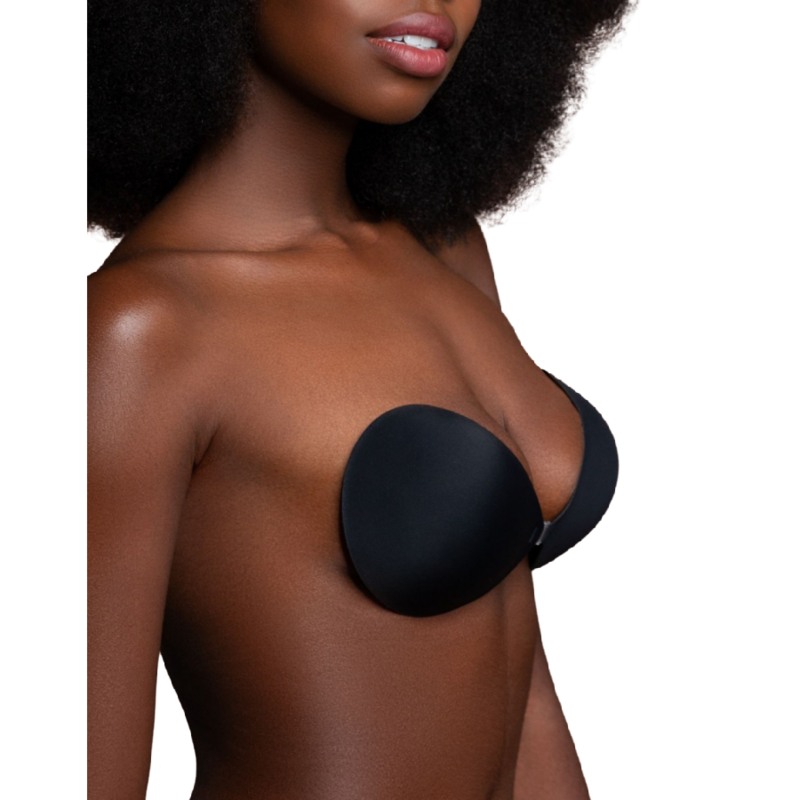 Soutien autoadesivo preto com fecho frontal em mulher de pele castanha