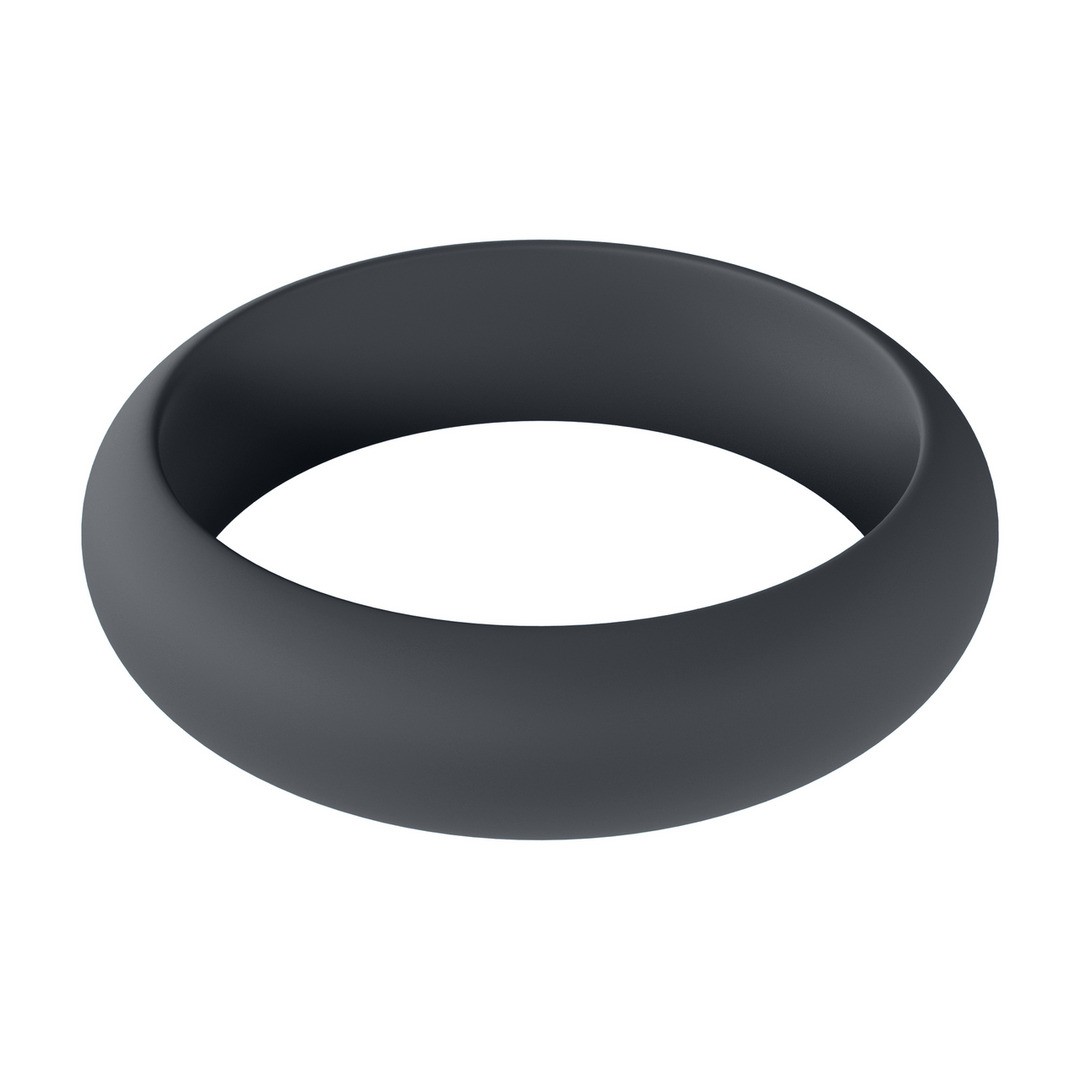 Anel preto simples e fosco sobre fundo branco