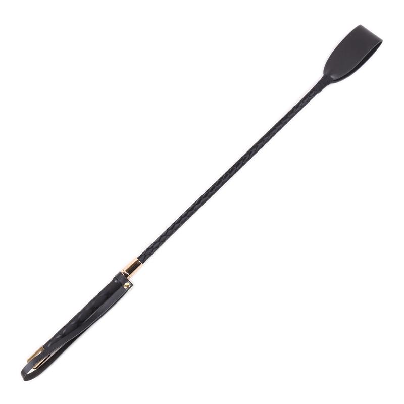 Chicote preto com cabo trançado e alça