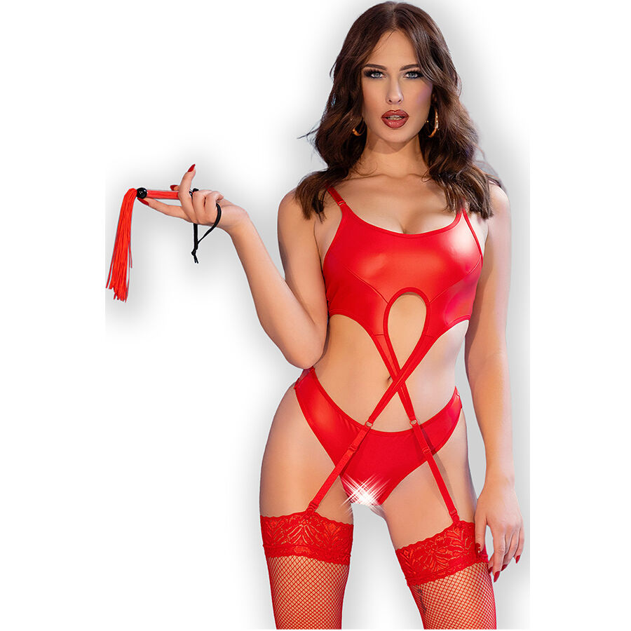 Modelo a usar lingerie vermelha com tiras cruzadas e meias arrastão, segurando uma pequena chicote vermelha.