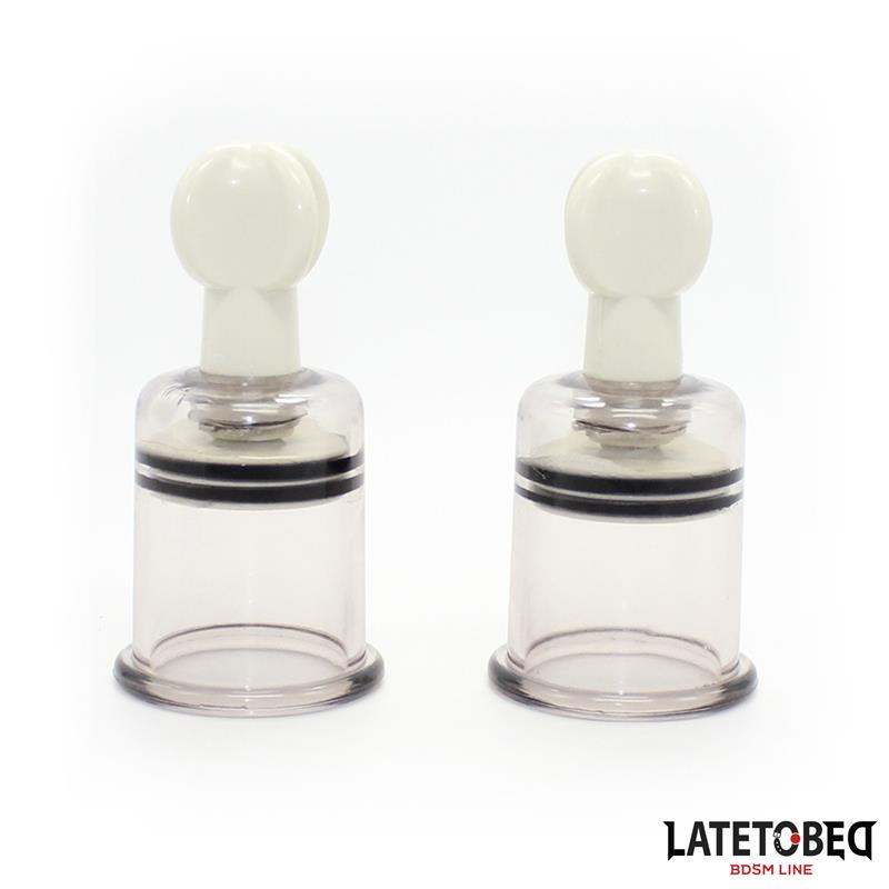 Ventosas transparentes com botão branco e anel preto sobre fundo branco