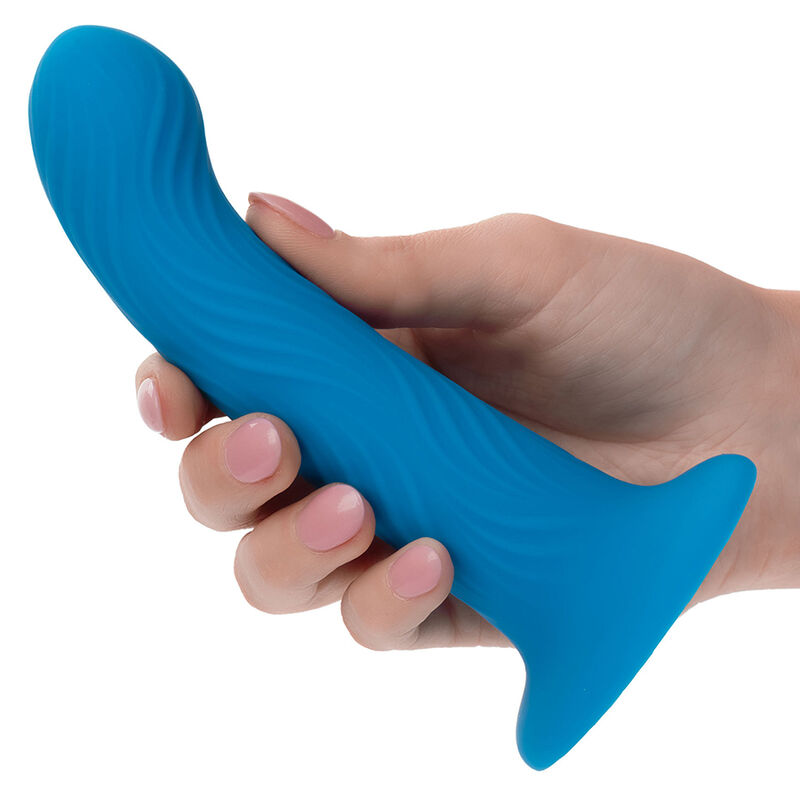 Mão segurando objeto azul de silicone com textura e base larga