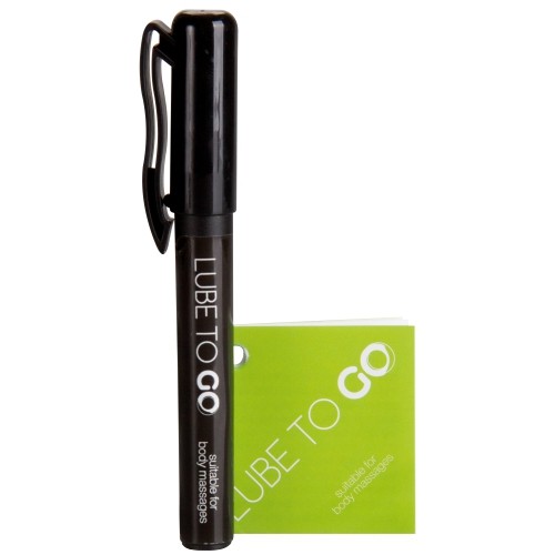 Frasco preto tipo caneta com texto LUBE TO GO e folheto verde