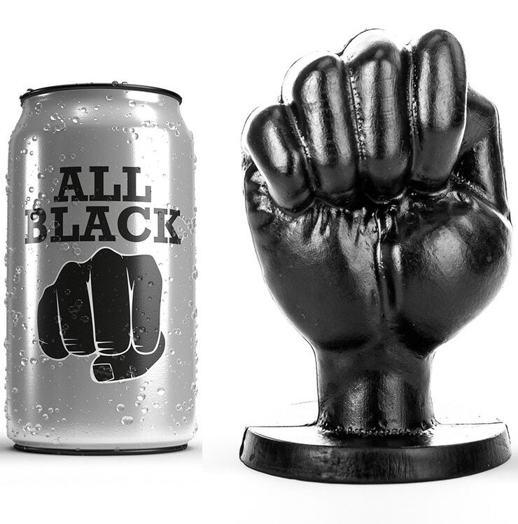 Lata prateada com texto ALL BLACK e punho fechado, ao lado de escultura preta de punho fechado.
