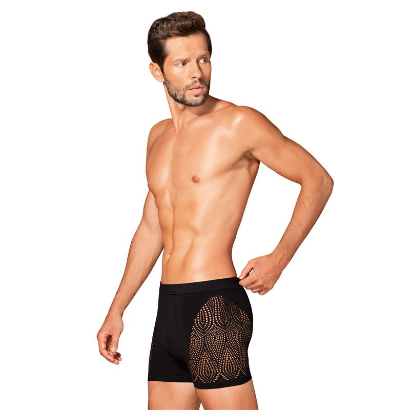 Homem com boxers pretos com padrão geométrico nas laterais.
