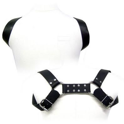 Arnês de peito masculino preto com fivelas metálicas num manequim branco