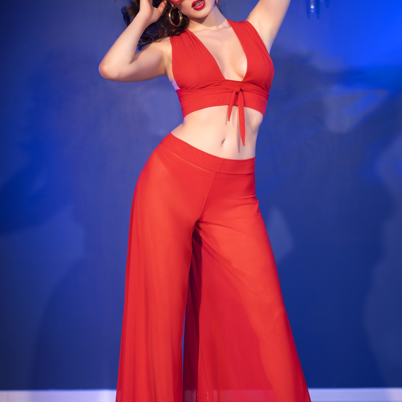 Conjunto feminino vermelho com top e calças largas