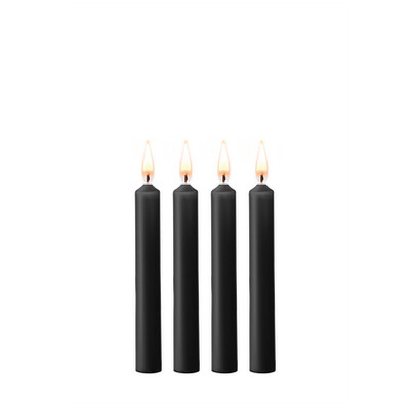 Quatro velas pretas acesas alinhadas sobre fundo branco