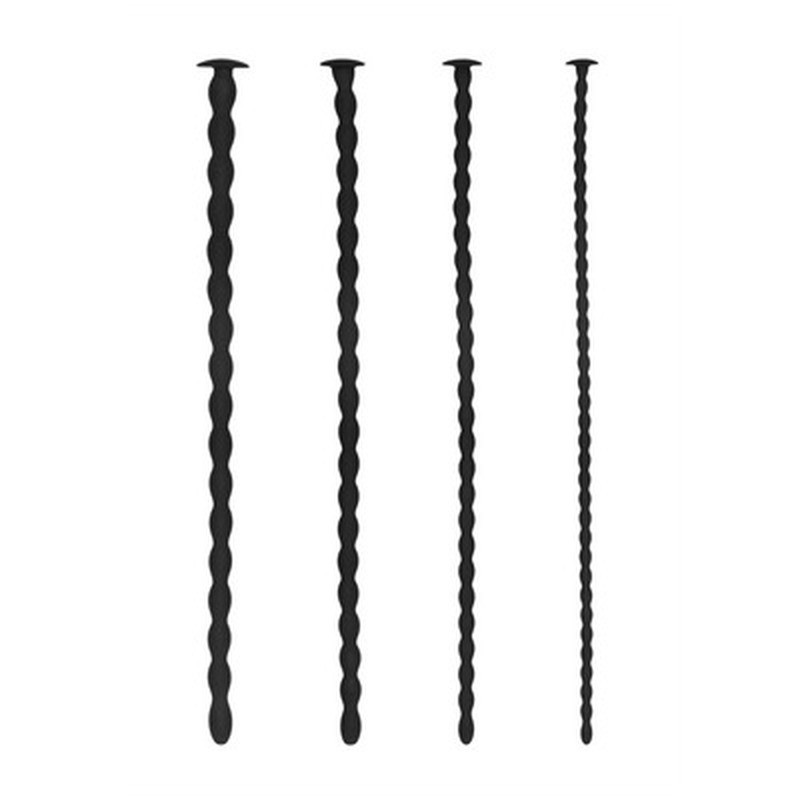 Quatro espetos de churrasco pretos e ondulados, em fundo branco