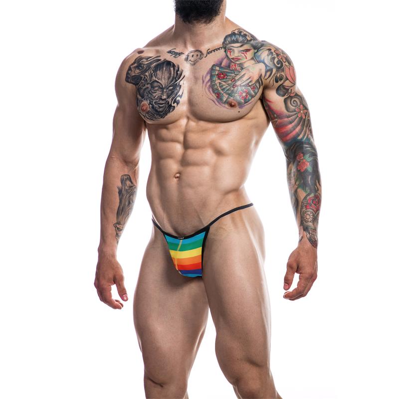 Homem musculado com tatuagens e tanga com padrão arco-íris