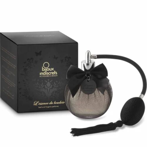 Frasco de perfume redondo com sphíncter preto e embalagem preta com texto dourado.