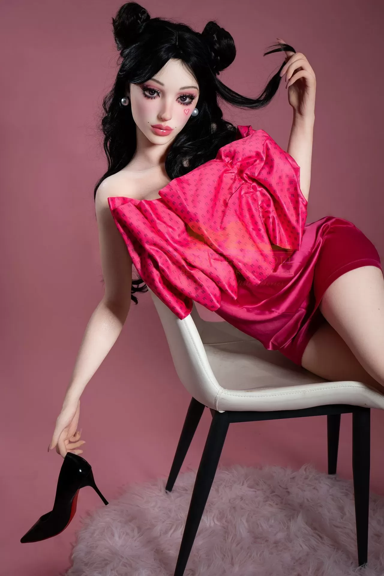 Boneca com vestido rosa e sapato preto sentado numa cadeira branca