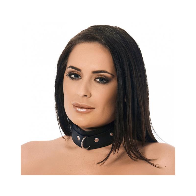 Colar tipo coleira preto com fivela metálica ao pescoço