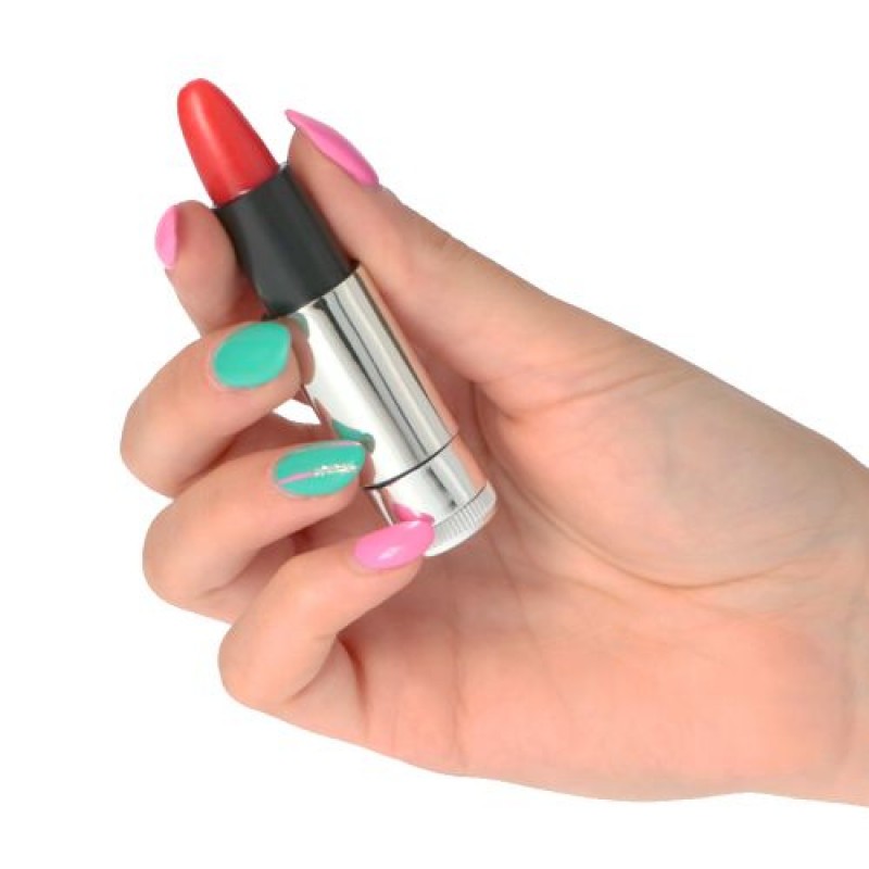 Mão com batom vermelho e unhas pintadas em verde e rosa segurando batom