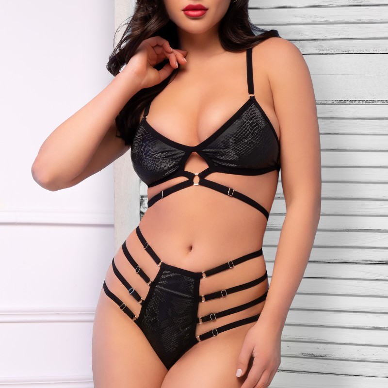 Conjunto de lingerie feminino preta com padrão pele de cobra e tiras ajustáveis