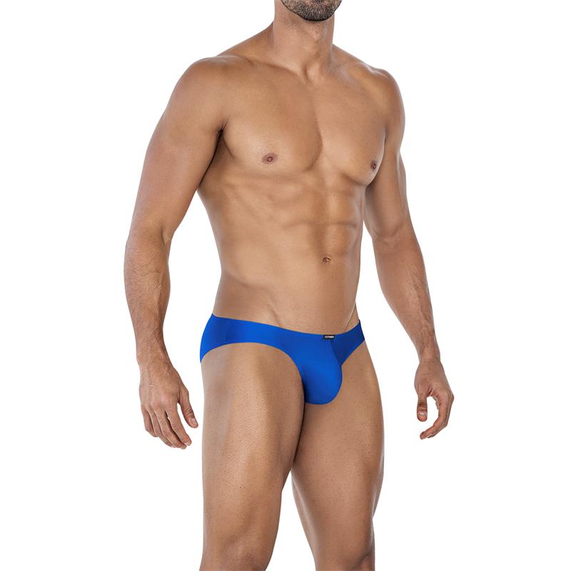 Homem musculado usando cueca fio dental azul