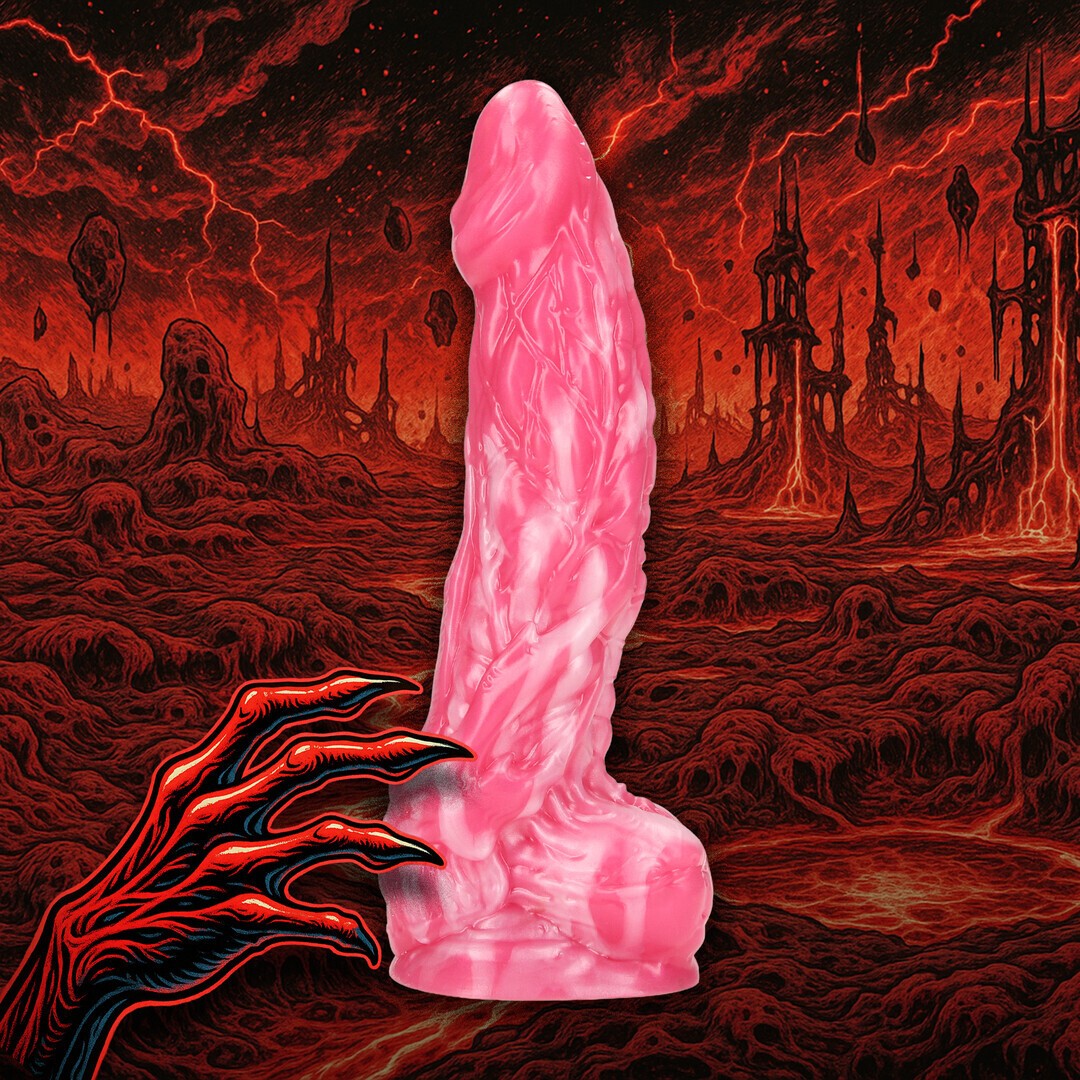 Dildo de silicone rosa com textura veiculada e fundo infernal vermelho e preto
