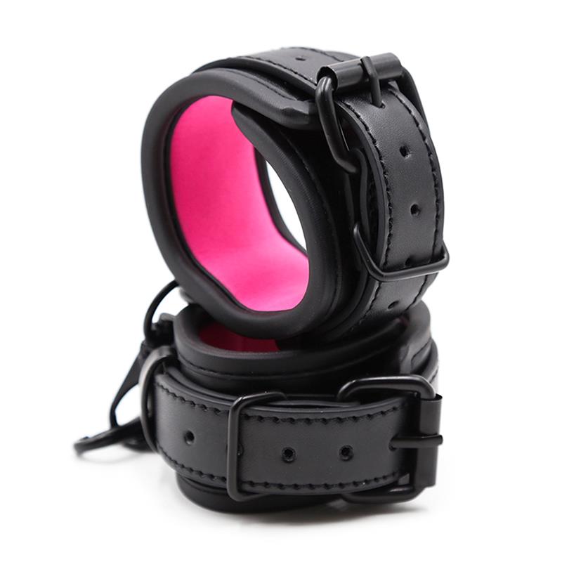 Algemas de couro preto com interior almofadado rosa