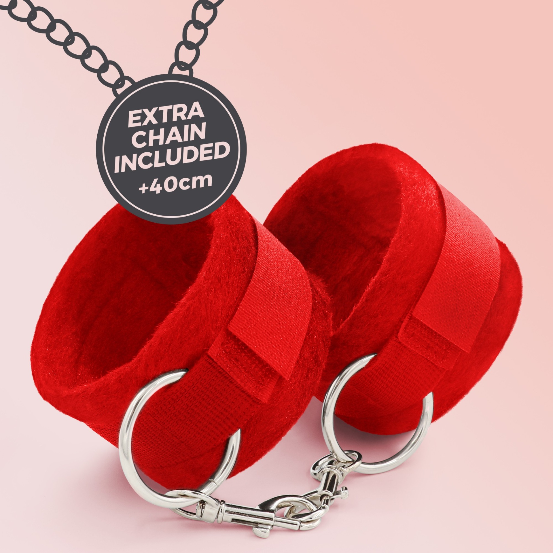 Par de algemas vermelhas com aros metálicos e fecho sobre fundo rosa claro.