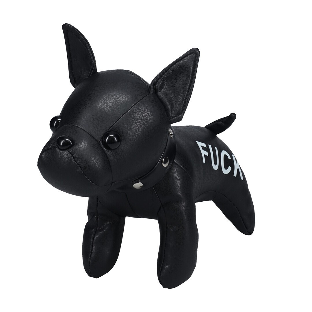 Estátua de cão preto estilo couro com texto branco FUCK na lateral.