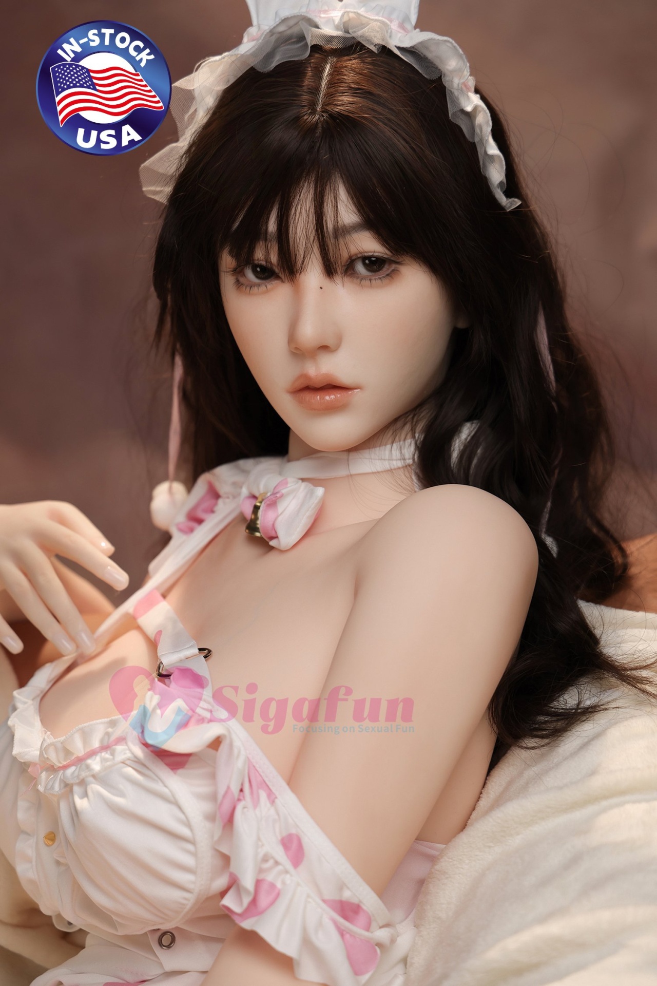 Boneca realista com vestido branco e rosa, faixa branca no cabelo