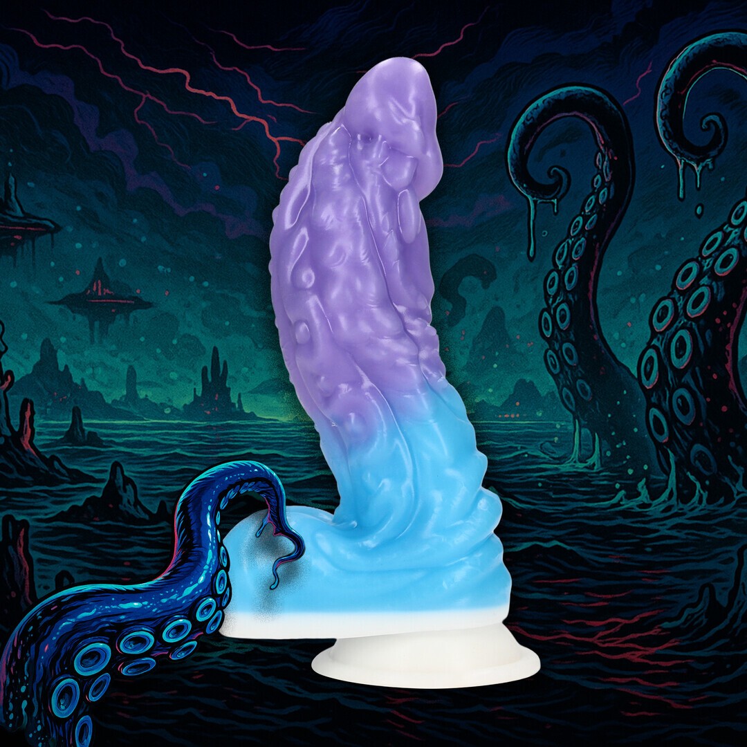 Escultura roxa e azul com textura ondulada e fundo de criaturas tentaculares