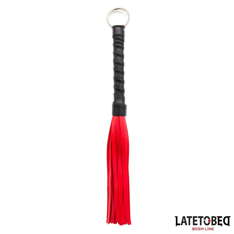 Chaveiro estilo chicote pequeno com cabo preto e tiras vermelhas