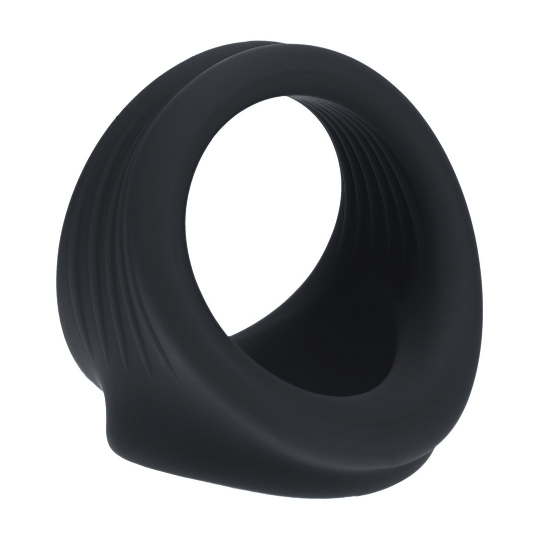 Anel preto de material flexível com sulcos finos interiores
