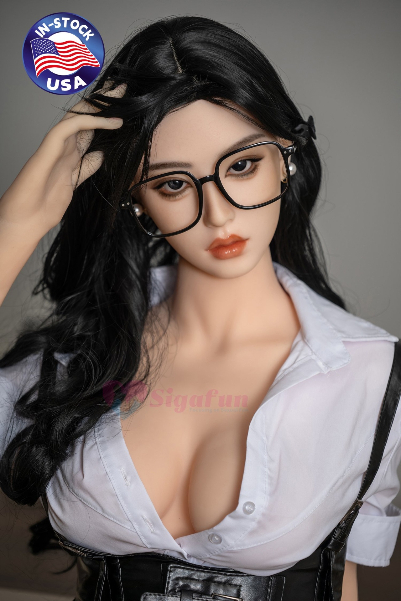 Boneca realista com óculos e roupa formal
