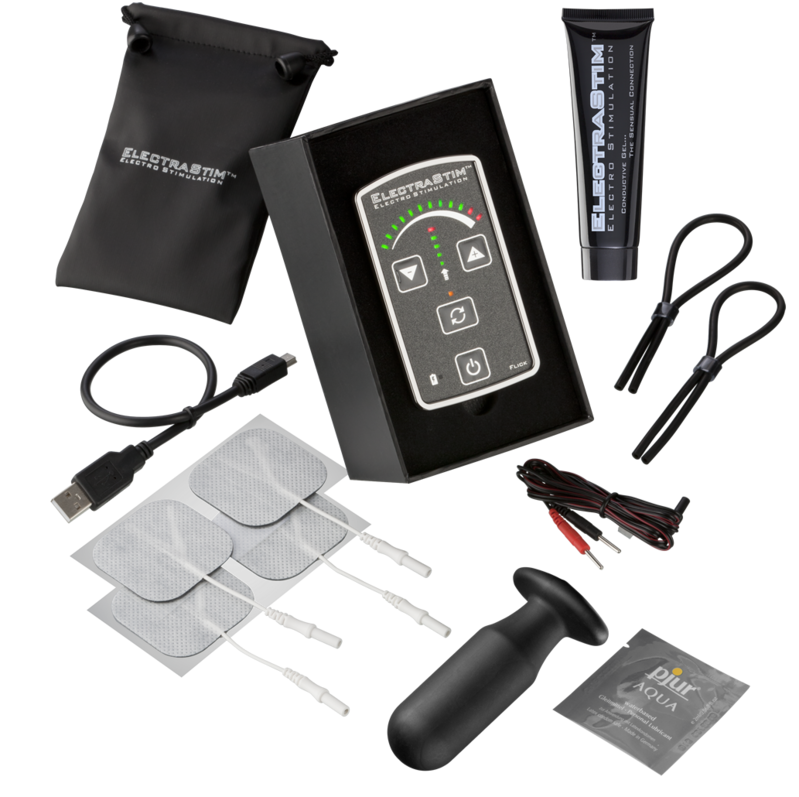 Kit de electroestimulação ELECTRASTIM com unidade de controlo preta, cabo USB, pads, tubo de gel condutor, elásticos, dispositivo anatómico e lubrificante.
