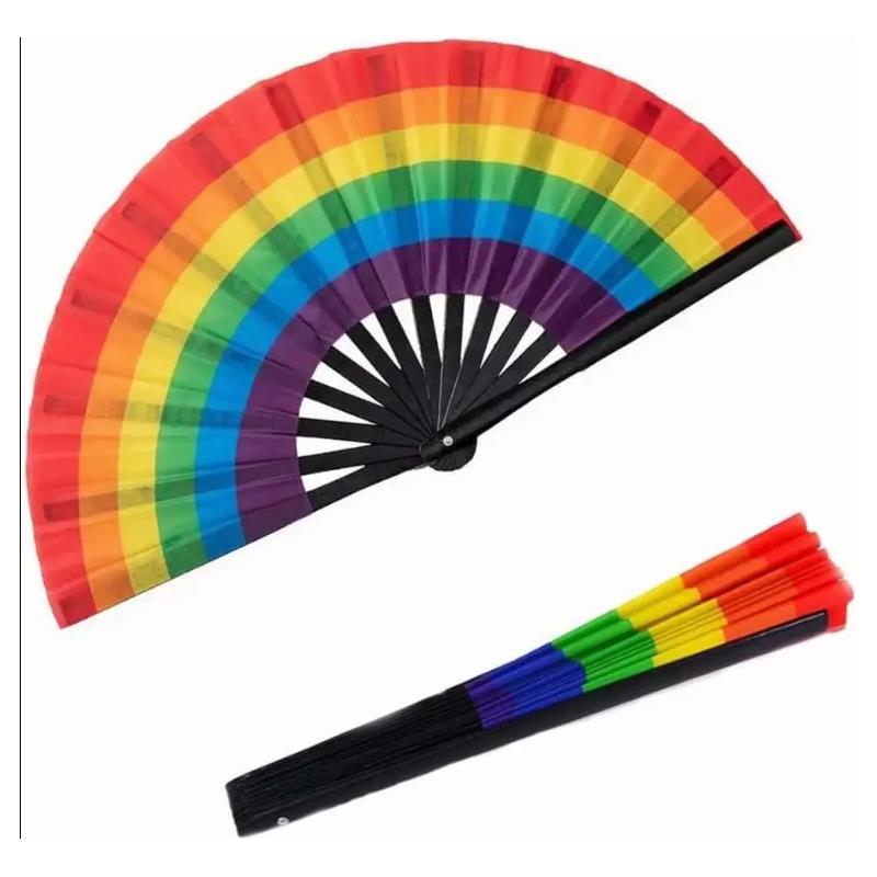 Leque dobrável colorido com padrão de arco-íris