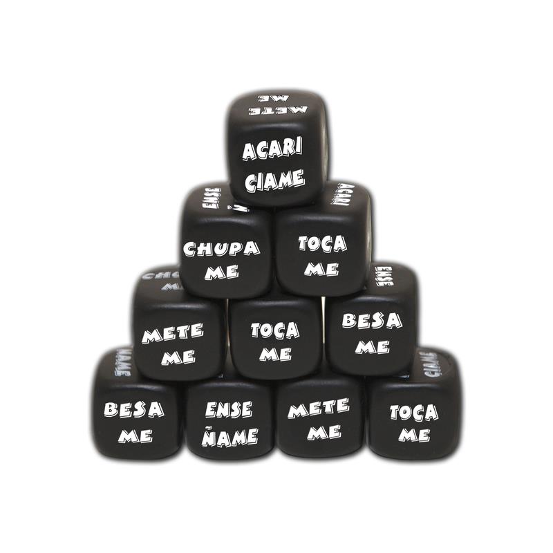 Dados pretos com texto branco em espanhol empilhados em pirâmide sobre fundo branco