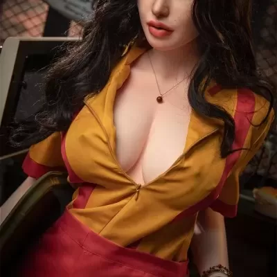 Boneca realista com roupa amarela e vermelha e colar sentado em ambiente Harley-Davidson