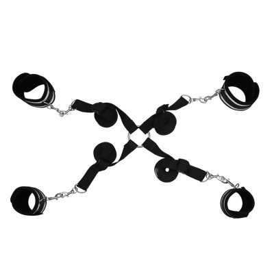 algemas pretas com correias e ganchos metal