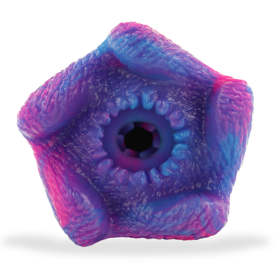 Objeto pentagonal em roxo, azul e rosa com textura irregular e orifício no centro
