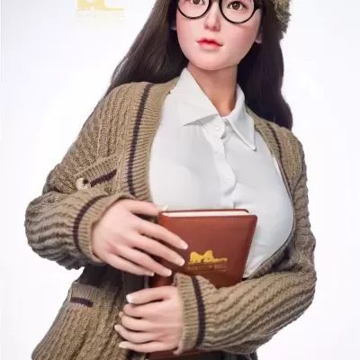 Boneca realista com cardigan castanho, camisa branca e óculos redondos a segurar livro castanho