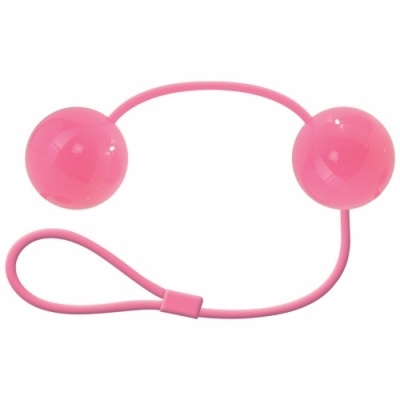 Bolas cor-de-rosa ligadas por cordão elástico cor-de-rosa, fundo branco