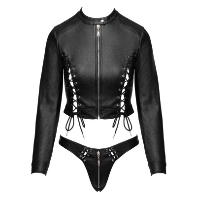 Conjunto preto de casaco e tanga em couro sintético com fecho frontal e detalhes de cordão nas laterais.